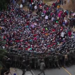 Video | Grote karavaan vluchtelingen in botsing met Guatemalaanse troepen