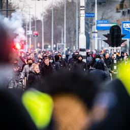 Hoe sociale media werden gebruikt om rellen in Nederland aan te wakkeren