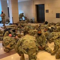 Video | Honderden militairen slapen in de gangen van het Capitool