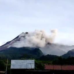 Video | Indonesische vulkaan Merapi barst uit en spuwt lava en as
