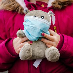 Kinderen krijgen vaker klachten bij besmetting met Britse coronavariant