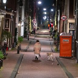 In beeld | Leegte op Nederlandse straten na ingaan avondklok