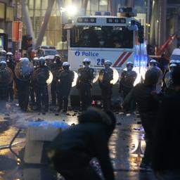Meer dan honderd arrestaties bij rellen na dood arrestant in Brussel