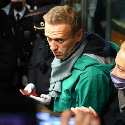 Navalny overgebracht naar politiebureau, EU en VS veroordelen arrestatie
