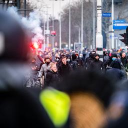 Nederlandse politie overweegt bij nieuwe rellen inzet ME uit buurlanden