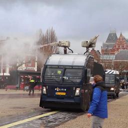 Video | Politie gebruikt waterkanon bij illegale demonstratie op Museumplein