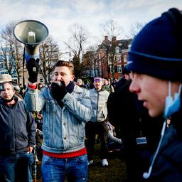 Politie houdt dertig personen aan rond coronademonstratie in Amsterdam