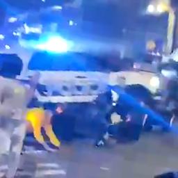 Video | Politieauto rijdt publiek omver bij illegale straatdrift in VS