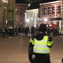 Relschoppers bekogelen ziekenhuis in Enschede, noodbevel in Breda afgekondigd