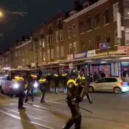 Video | Relschoppers in Rotterdam gooien vuurwerk naar politie