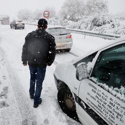 Spaans leger helpt door sneeuwstorm gestrande automobilisten