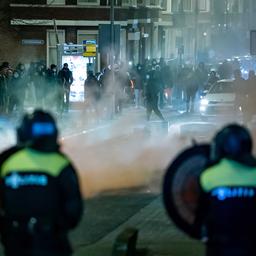 Tien agenten in Rotterdam gewond geraakt, 184 aanhoudingen na coronarellen