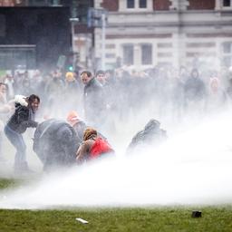 In beeld | Zo verliep het illegale protest tegen de coronaregels in Amsterdam