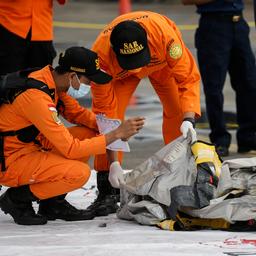 Zwarte dozen van gecrasht Indonesisch vliegtuig voor kust Java gevonden