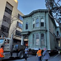 Video | 139-jarig huis in San Francisco in zijn geheel verhuisd