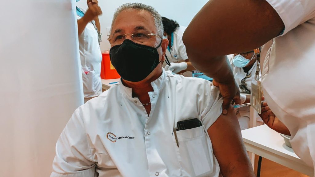 Curaçao Medical Center begint met vaccineren medisch personeel