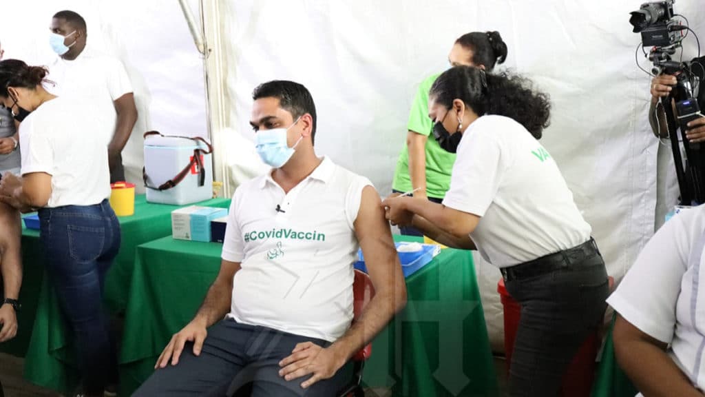 Surinaamse minister: vaccinatie is begin van het einde