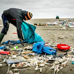 Aangespoeld afval op stranden afgenomen, wel nog altijd veel plastic