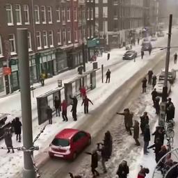 Video | Dj laat Amsterdammers op straat dansen tijdens sneeuwstorm