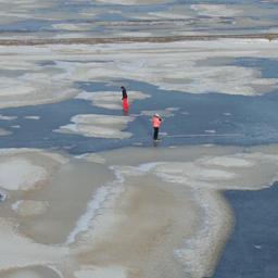 Video | Drone filmt schaatsers op natuurijs in Friesland
