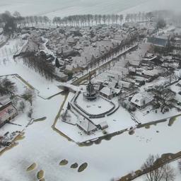Video | Dronebeelden tonen pittoreske Elfstedenstad Sloten in de sneeuw