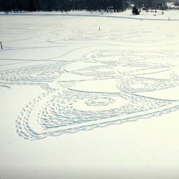 Video | Finse kunstenaar maakt gigantisch kunstwerk in de sneeuw