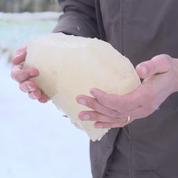 Video | Friese ijsmeester waarschuwt voor sneeuwijs: ‘Het is niet sterk’