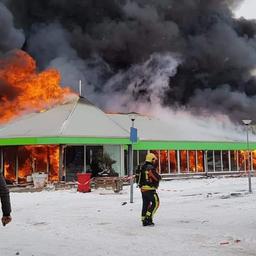 Grote brand bij tuincentrum in Lisse, twee brandweerlieden gewond