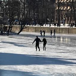 Hulpdiensten helpen gestrande schaatsers van smeltende Hofvijver af te komen