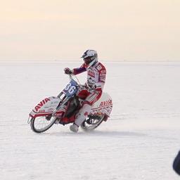 Video | Motorcrossers scheuren over het IJsselmeer