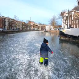 Video | Nederlanders genieten van voorlopig laatste schaatsdag