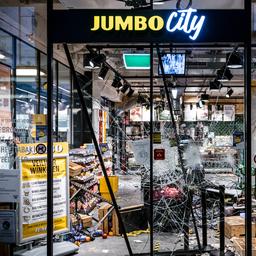 Politie arresteert relschopper die avondklokrellen in Eindhoven filmde