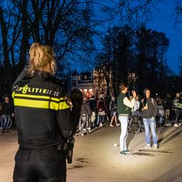 Politie grijpt in bij bomvolle parken in Amsterdam, Tilburg en Groningen