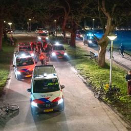 Politie grijpt in bij feest met honderden aanwezigen in Amsterdams Vondelpark
