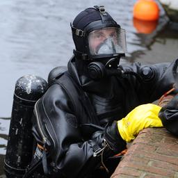 Politie vindt lichaam bestuurder te water geraakte auto in Amsterdam