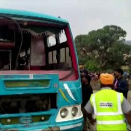 Video | Reddingswerkers takelen bus uit kanaal na dodelijk ongeluk in India