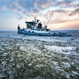 Rijkswaterstaat zet ijsbrekers in op IJsselmeer en Twentekanalen