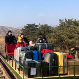Video | Russische diplomaten verlaten Noord-Korea op zelfgebouwde trolley