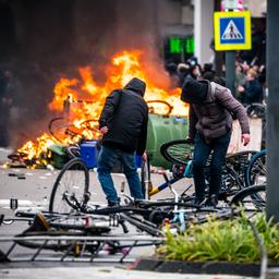 Straffen tot zes maanden cel voor bekogelen politie bij rellen Eindhoven