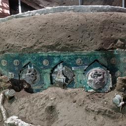 Triomfwagen met erotische afbeeldingen opgegraven in Pompeï