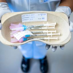 Vaccinatiegezant onderzoekt hoe in Nederland sneller gevaccineerd kan worden