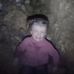 Video | Vijfjarig meisje uit metersdiepe put in Syrië gered