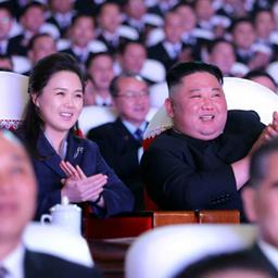 Vrouw Kim Jong-un verschijnt voor eerst sinds een jaar weer in openbaar