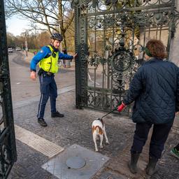 Wederom te druk in Amsterdams Vondelpark, gemeente sluit park tijdelijk af