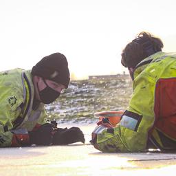 Video | Zo helpt de reddingsbrigade schaatsers die door het ijs zakken