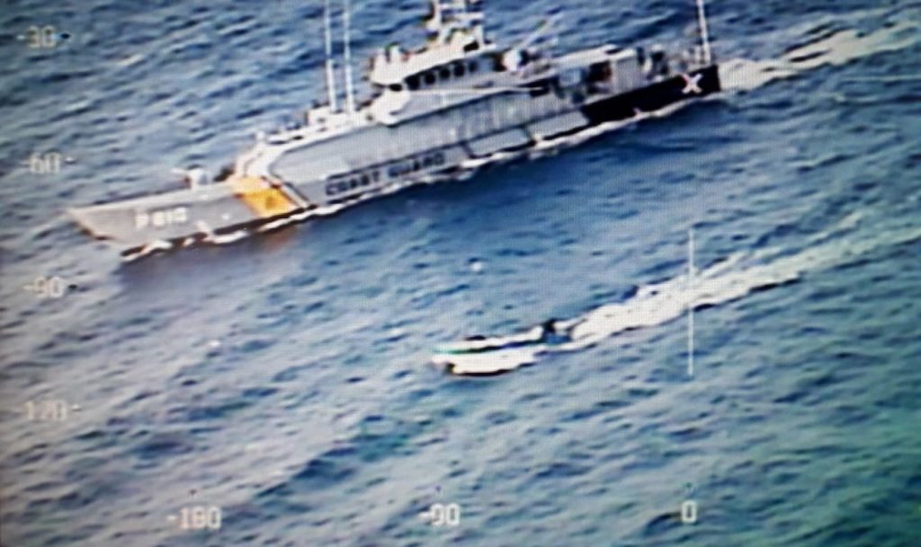 Kustwacht onderschept boot met drie mannen, 200 kilo marihuana in beslag genomen