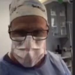 Video | Amerikaanse chirurg verschijnt opererend in online hoorzitting