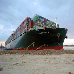 Containerschip op Suezkanaal deels los, maar voorsteven zit nog muurvast