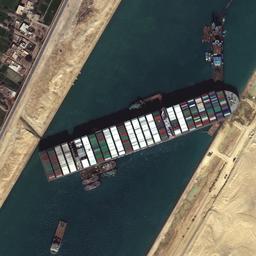Deel van containerschip op Suezkanaal is los, maar voorsteven zit nog muurvast