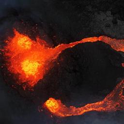 Video | IJslander maakt spectaculaire dronebeelden van uitgebarsten vulkaan